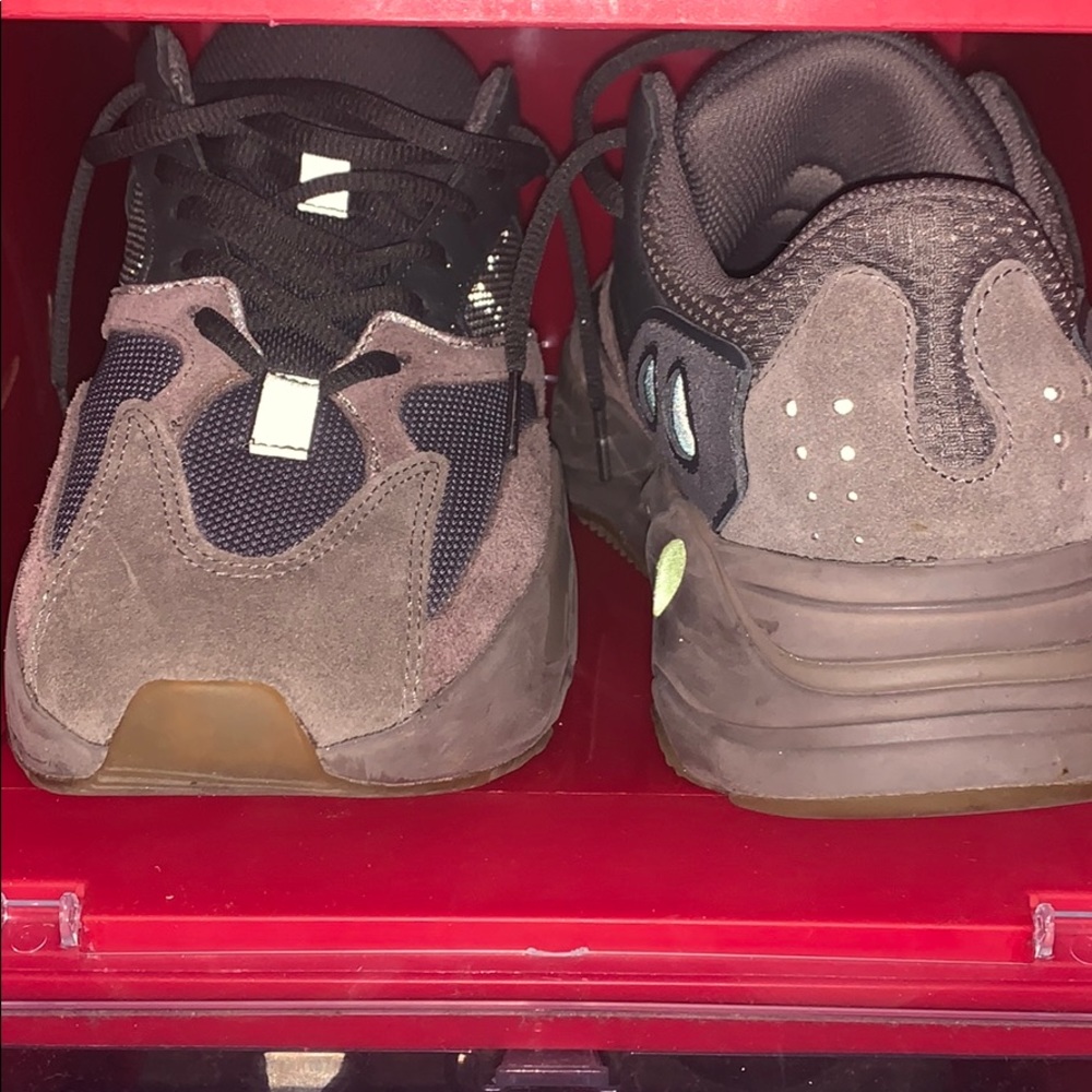 YEEZY 700 V2